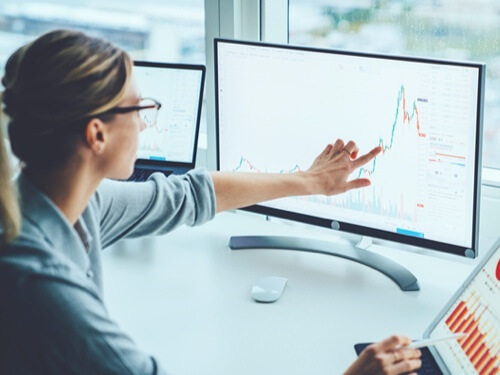 lady evaluating market risk